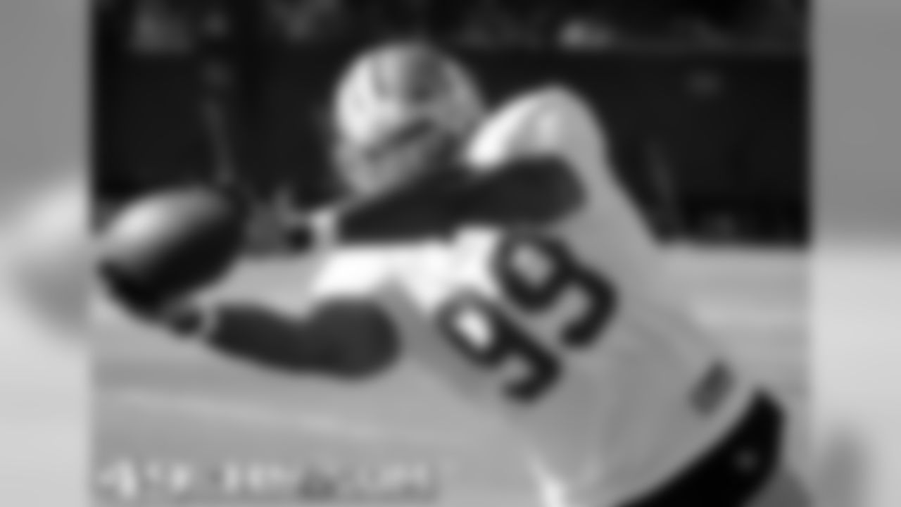 LB Manny Lawson