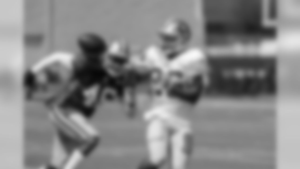 RB Kapri Bibbs and LB Jayson DiManche