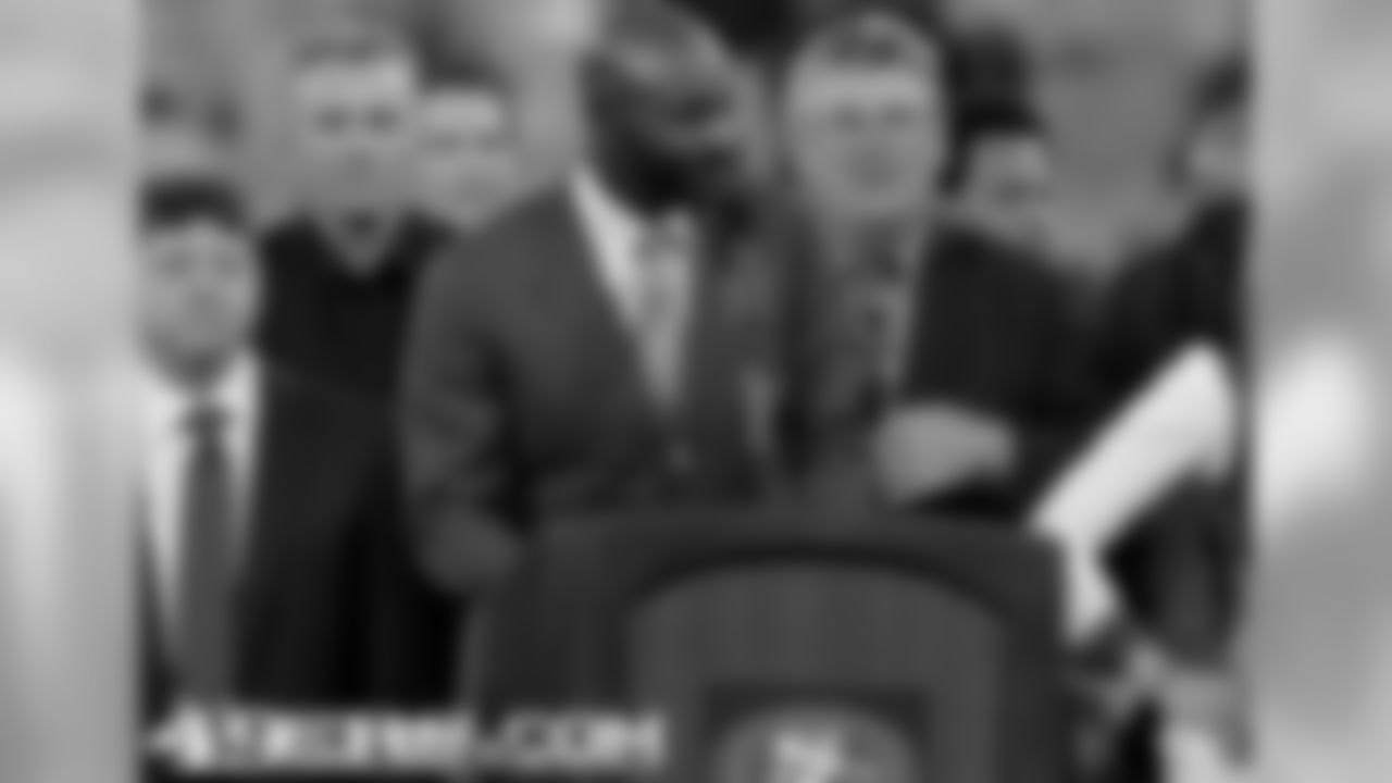 Jerry Rice being inducted into the 49ers HOF at halftime