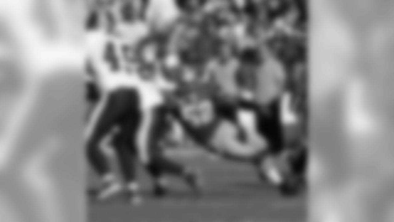LB Patrick Willis grabs hold of Redskins running back Clinton Portis