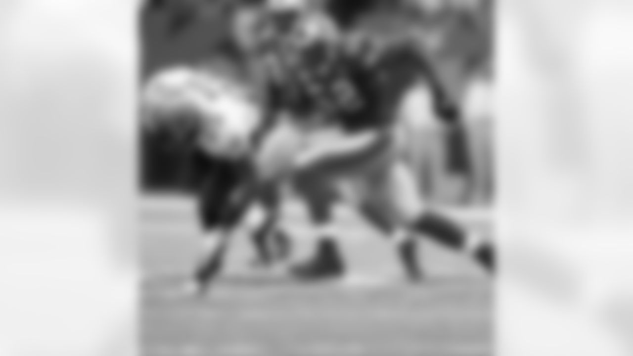LB Patrick Willis tracks down Reggie Bush