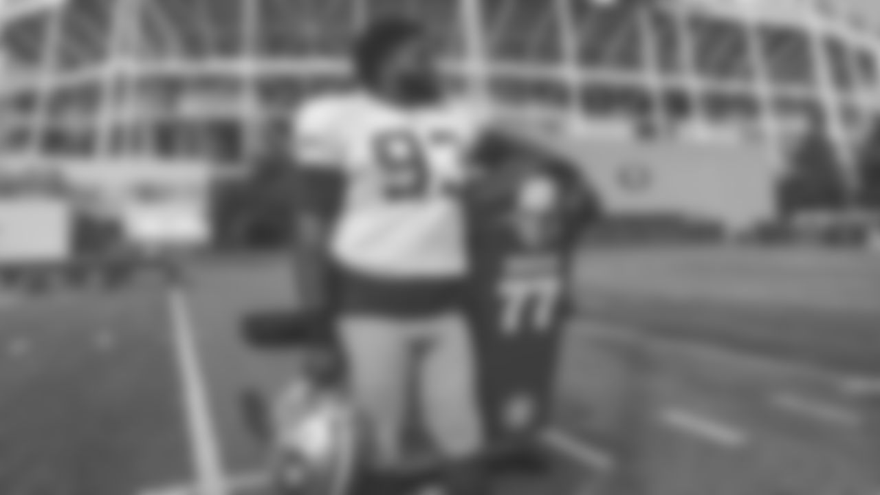 DL D.J. Jones