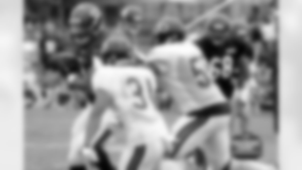 CB Isaiah Frey (#31) and LB Lance Briggs (#55) chase down FB Tony Fiammetta