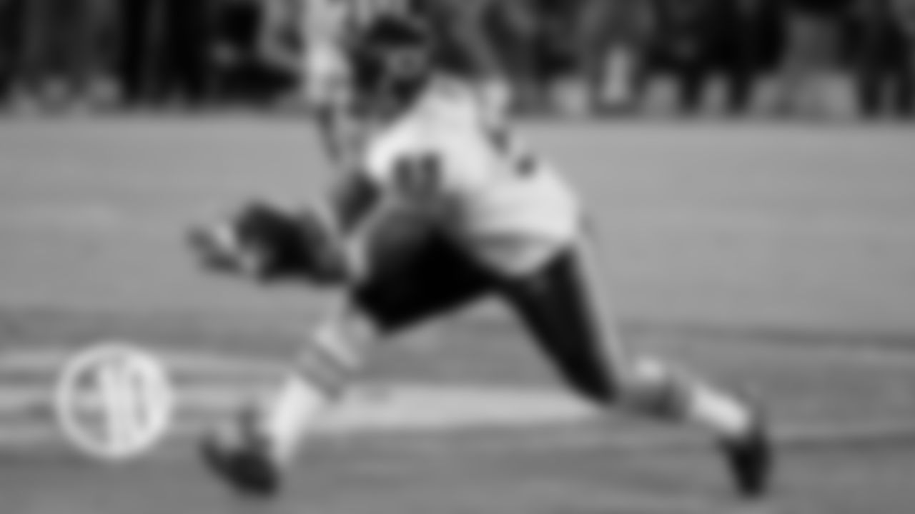 (5) Lance Briggs
In 12 seasons with the Bears, Briggs was voted to seven Pro Bowls while producing 16 interceptions, 16 forced fumbles and seven fumble recoveries.