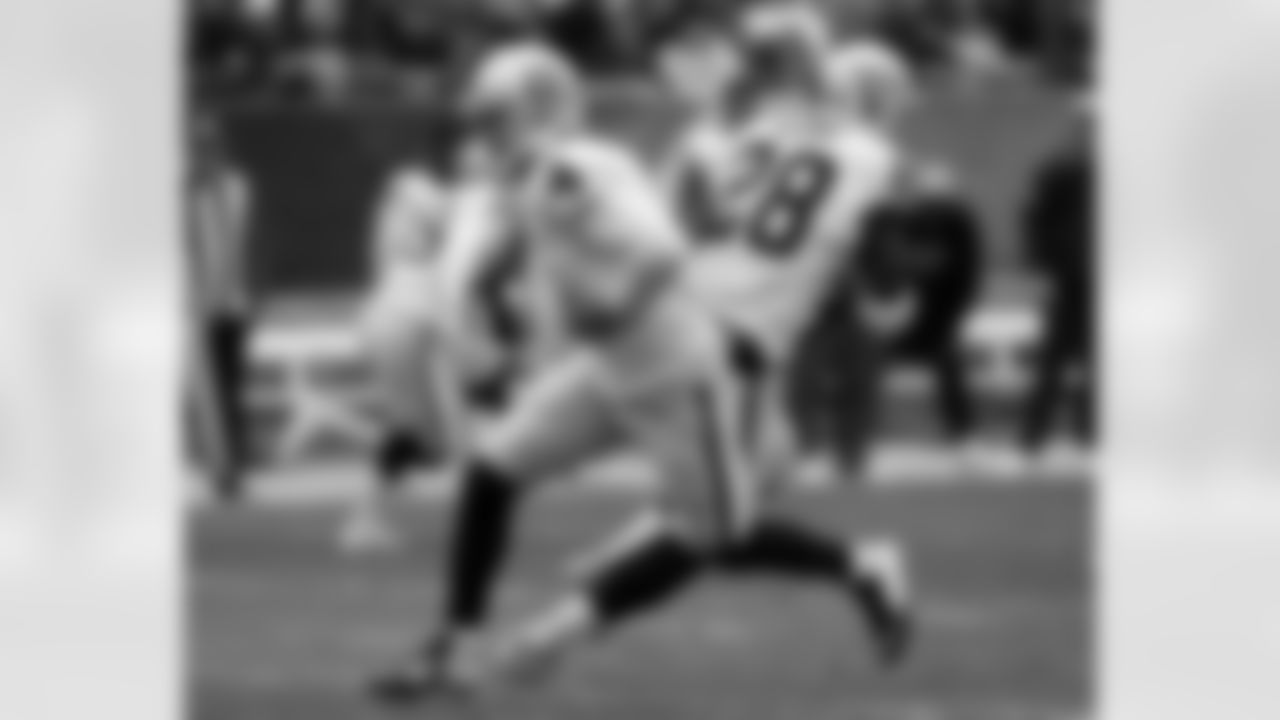 Oakland Raiders quarterback Derek Carr hands off the ball to running back Latavius Murray