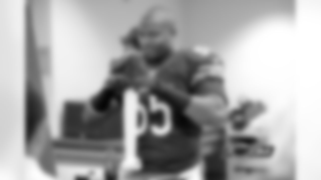 LB Lance Briggs