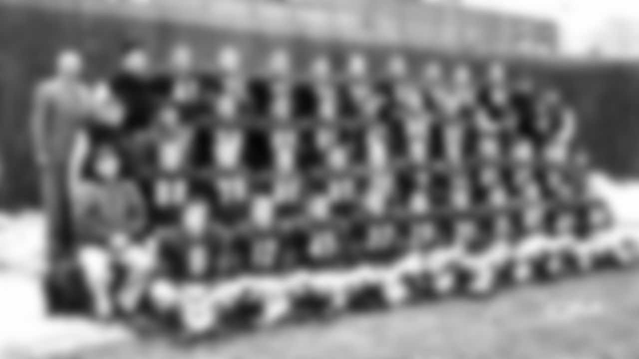 1954
6. Kindt 7. Sprinkle 12. Bratkowski 15. Brown 20. Smith 22. Whitman 22. Blanda 29. Moore 30. Jagade 32. Campbell 39. Perini 40. Wallace 43. Dooley 45. Stone 46. Anderson 50. Weatherly 51. Hansen 55. Strickland 58. Kreamcheck 61. George 62. Gilbert 64. Daffer 65. Clark 71. Connor 72. Wightkin 73. Bishop 74. Lipscomb 75. Williams 76. Meadows 78. Jones 80. Helwig 81. Brink 83. McColl 87. Hill 88. Schroeder 89. Hoffman George Halas - Head Coach