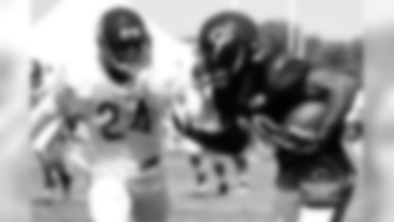 CB Kelvin Hayden (#24) in pursuit of WR Earl Bennett (#80).