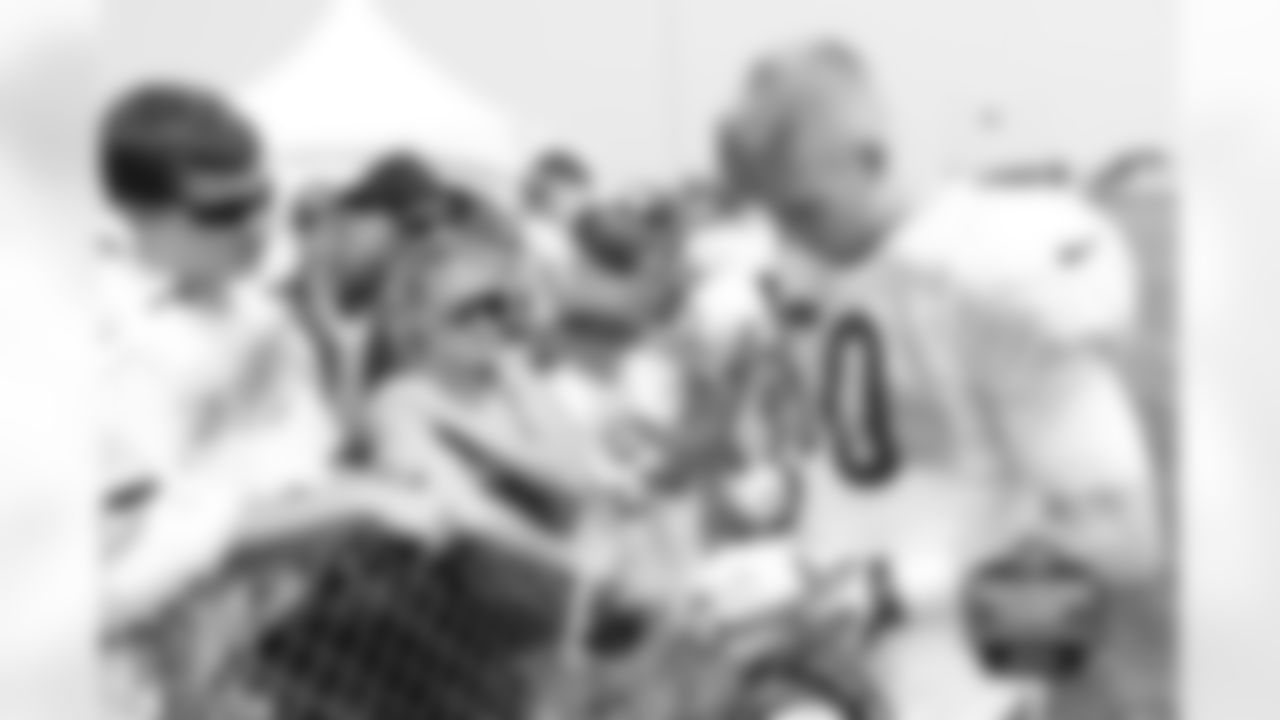 LB Shea McClellin signs autographs after practice