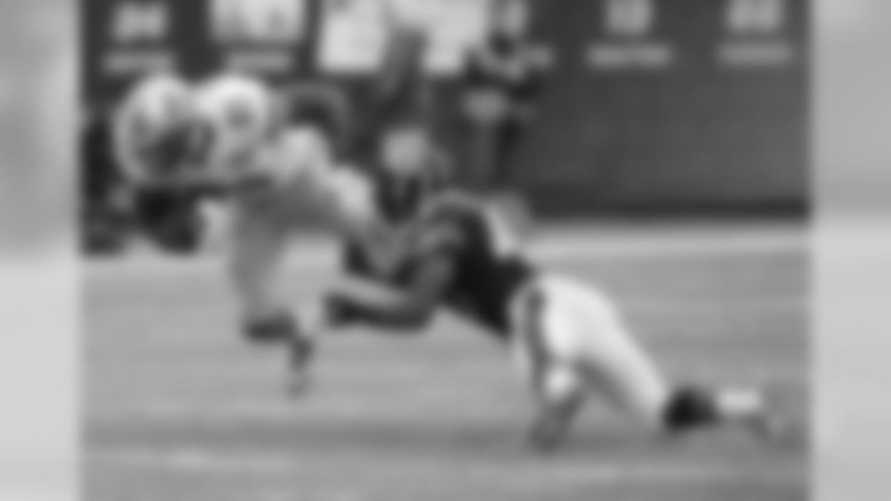 Bears S Brock Vereen tackles Lions WR Calvin Johnson