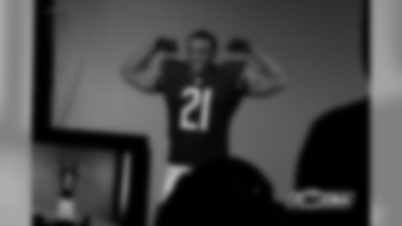 S Ryan Mundy puts on the Bears uniform for the first time.