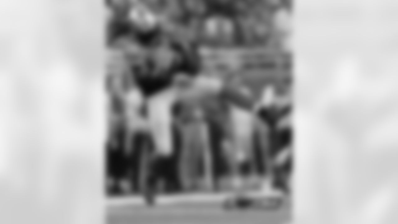 (Backup: 32 Don Carey)