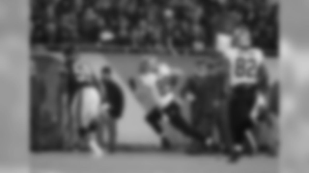 Saints TE Josh Hill runs for a touchdown
