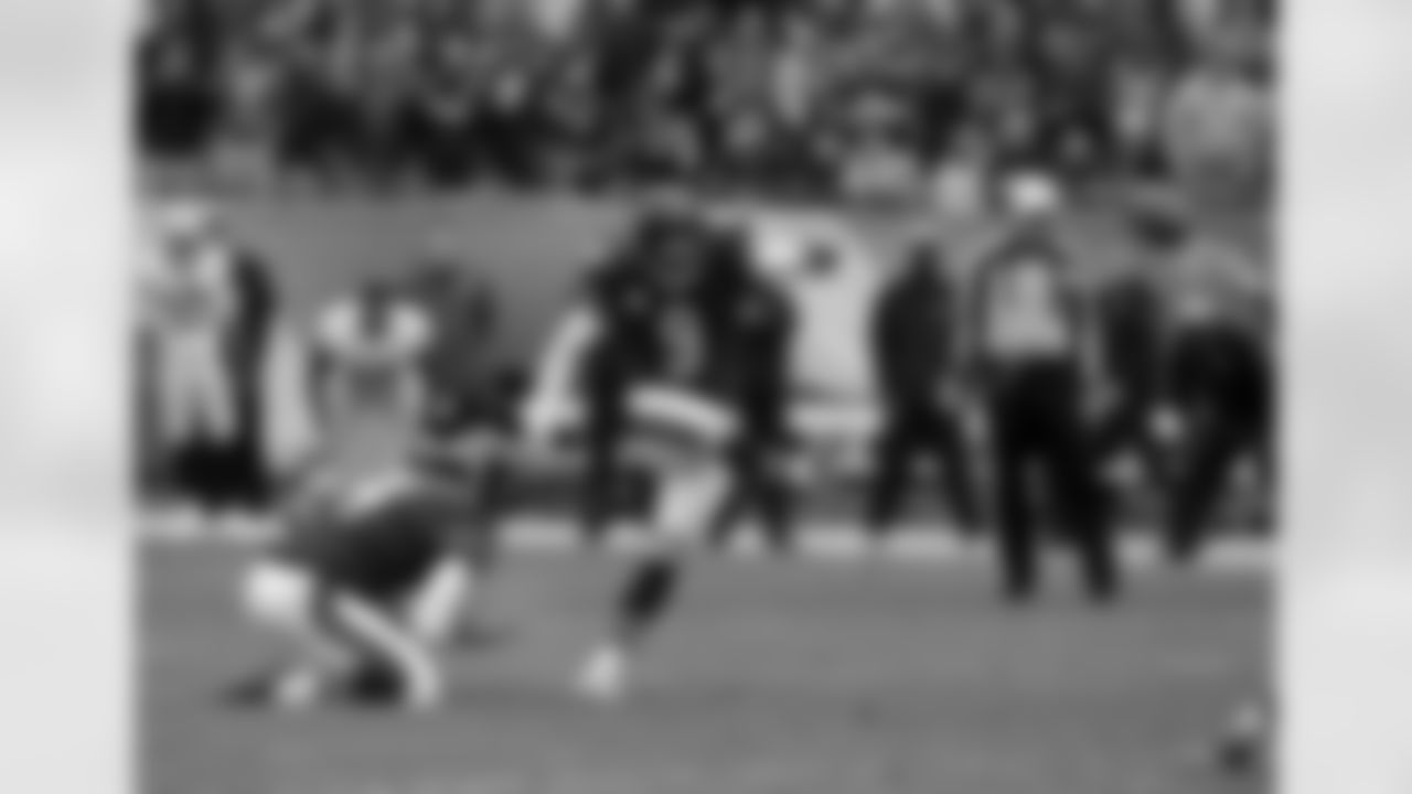 Chicago Bears kicker Robbie Gould kicks a game winning field goal