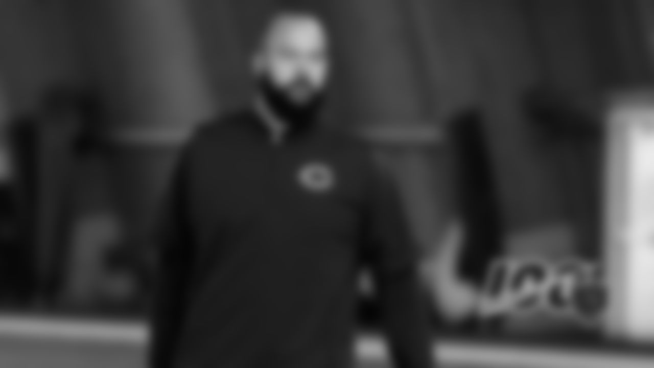 Donovan Raiola, assistant offensive line