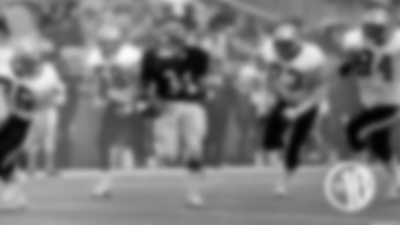 (1) Breaking Jim Brown's NFL rushing record
On Oct. 7, 1984 against the Saints at Soldier Field, Walter Payton took a pitch to his left and gained six yards to eclipse Jim Brown as the NFL's all-time leading rusher.