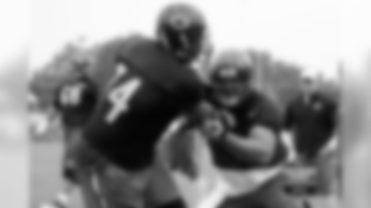 LT Jermon Bushrod and C Roberto Garza during position drills