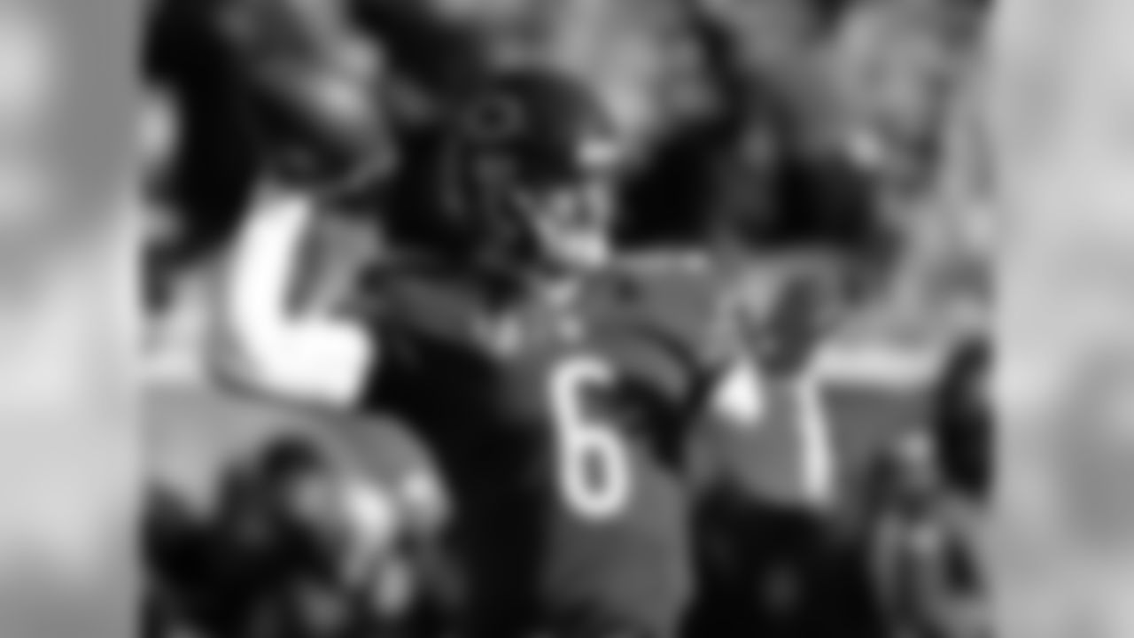 Chicago Bears quarterback Jay Cutler warms up
