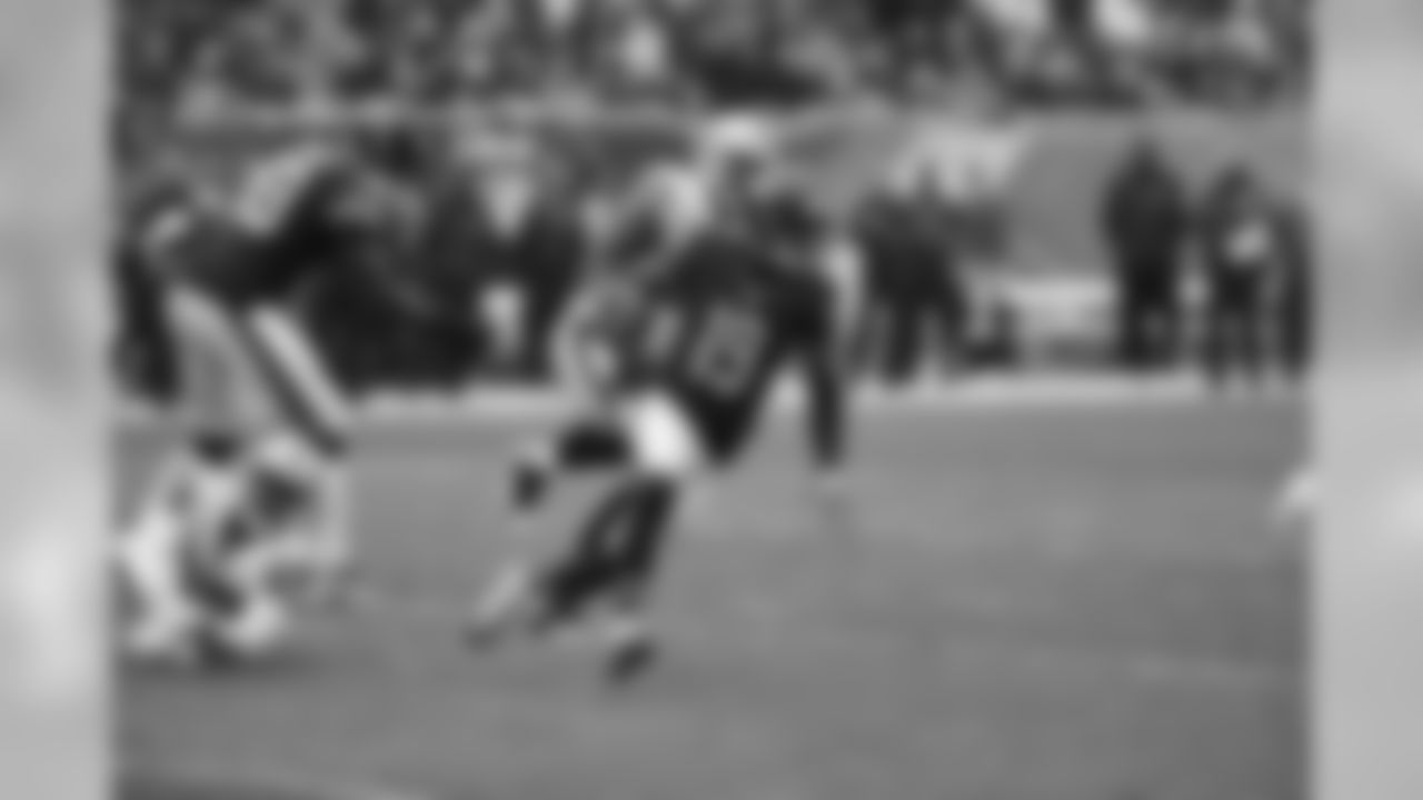 Chicago Bears wide receiver Eddie Royal runs after receiving a pass