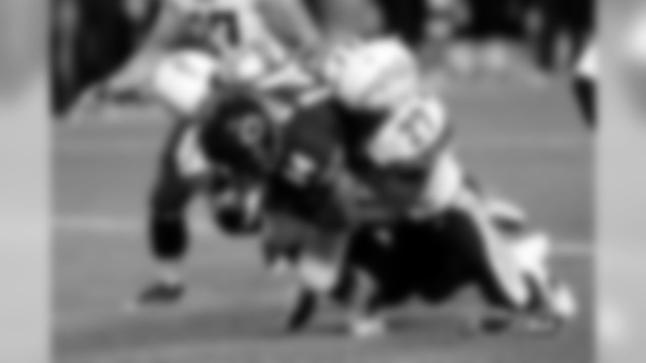 Receiver Eric Weems hauls in a 10-yard grab to put the Bears in position to pick up an easy first down.