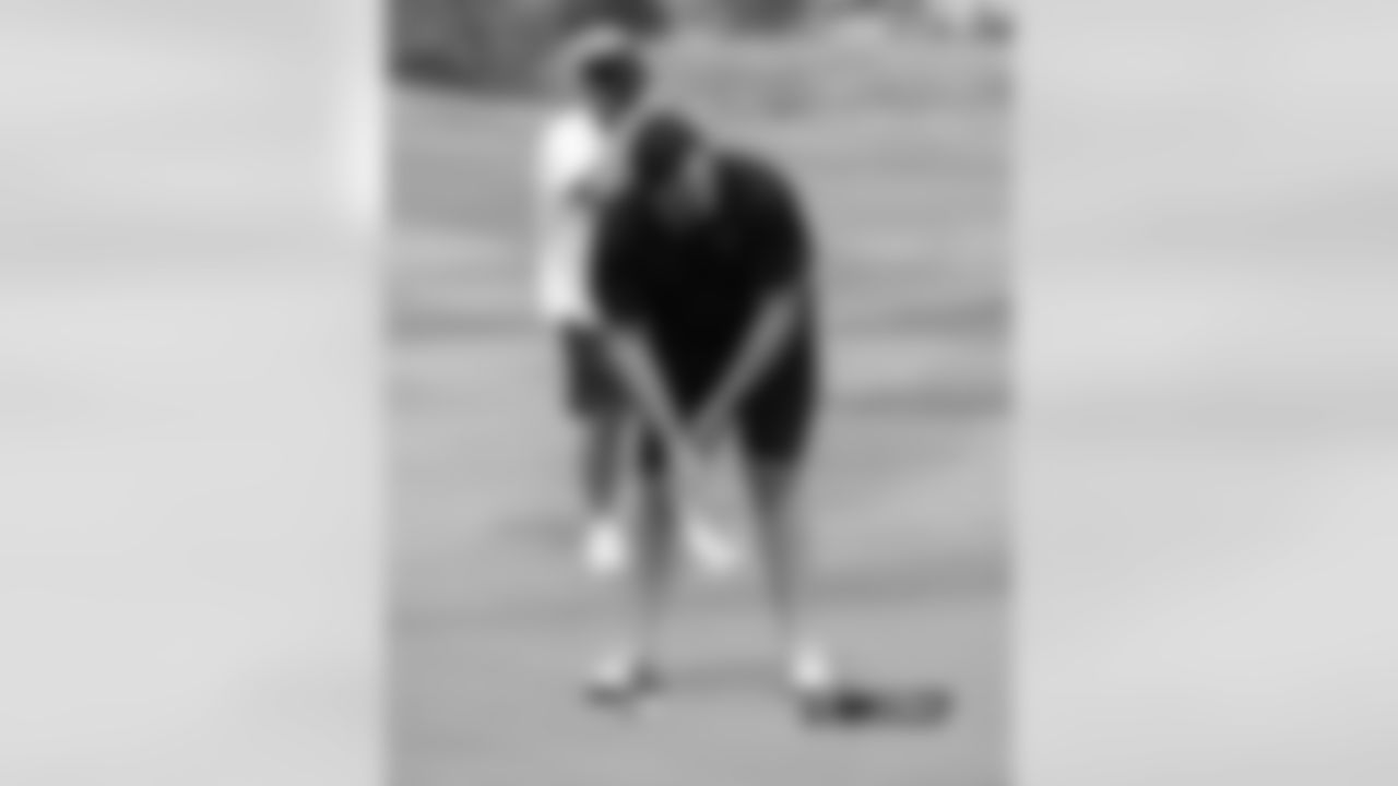 Dan Hampton goes for a putt