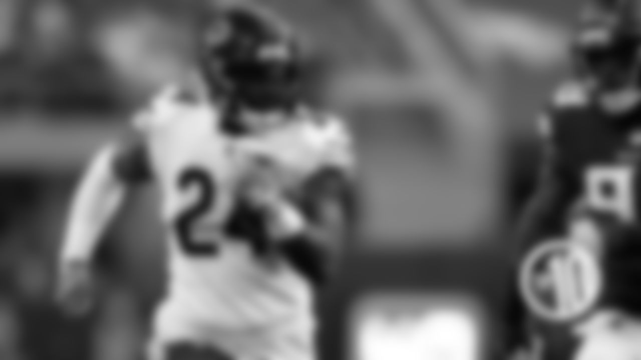 (9) Jordan Howard
The running back was selected to the Pro Bowl in 2016 and could make it again with another strong season. In 2018, he rushed for 935 yards and led the Bears with nine touchdowns.