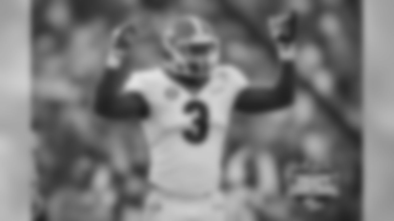 With the 8th pick in the 2018 NFL Draft, the Chicago Bears select Georgia LB Roquan Smith.