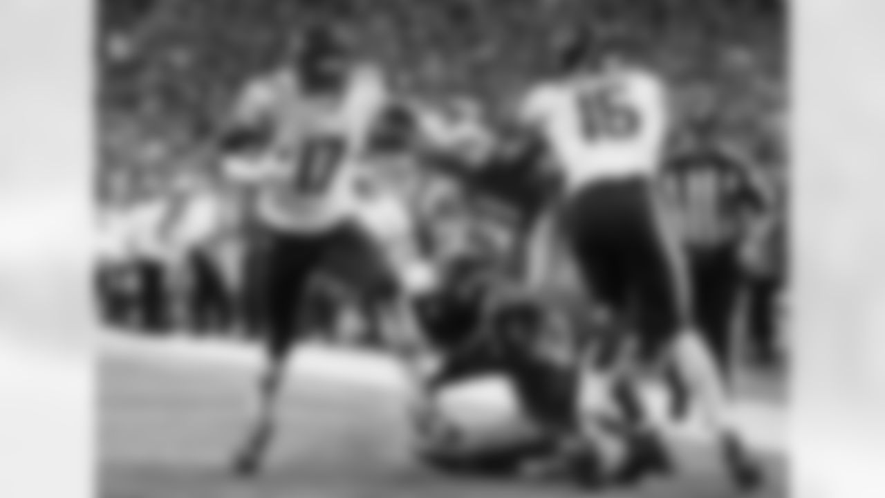 Chicago Bears wide receiver Alshon Jeffery runs into the end zone.