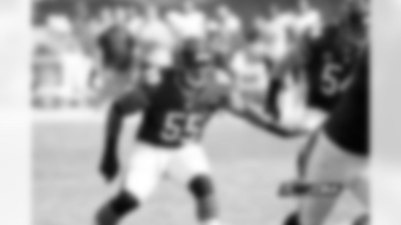 LB Lance Briggs looks to stop Rams TE Lance Kendricks in the backfield during the first quarter.