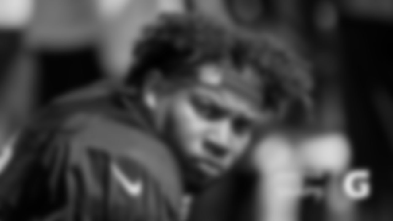 LB Josh Woods