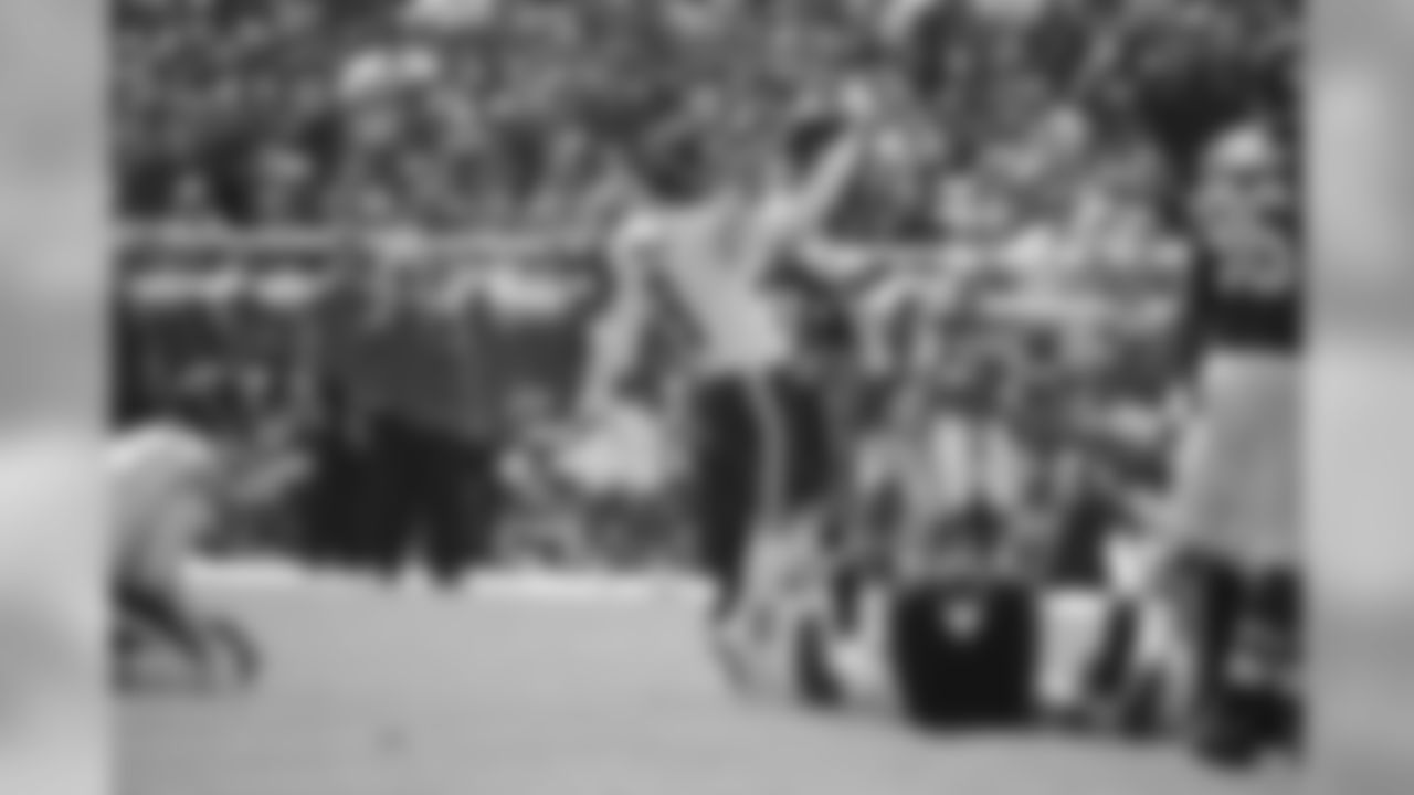 Chicago Bears kicker Robbie Gould follows the path of his field goal