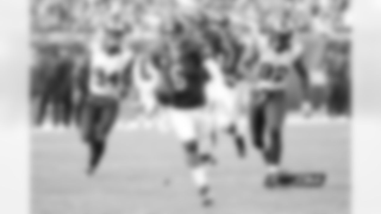 QB Jay Cutler scrambles for 21 yards to setup another Bears scoring opportunity.