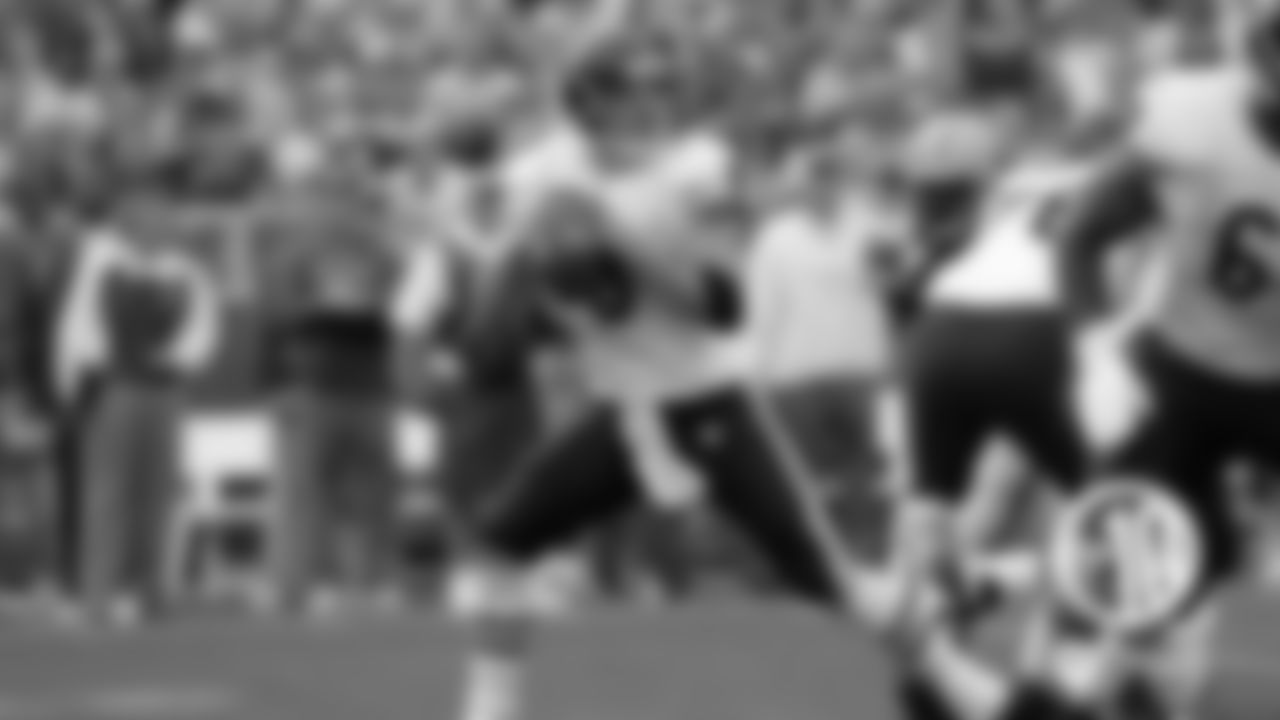(8) Berrian puts Bears ahead of Pack
Rex Grossman capped the Bears' first possession of the 2006 NFC championship season with a 49-yard TD strike to Bernard Berrian in a 26-0 drubbing of the Packers Sept. 10, 2006 at Lambeau Field.