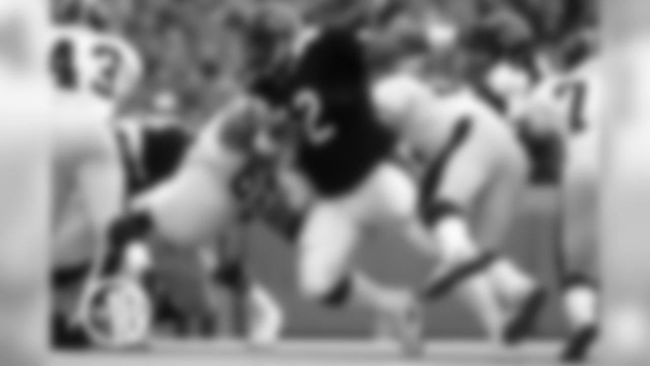 3. William "Refrigerator" Perry
Stopping the Fridge with a full head of steam was a daunting task; just ask former Packers linebacker George Cumby, who was obliterated by a Perry block in a 1985 Monday night game.