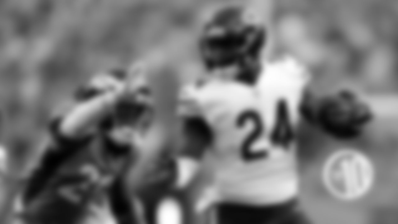 1. Jordan Howard:
Running back Jordan Howard is going to get plenty of touches this year. Last season he had 272 carries, 1,122 yards rushing yards and found the end zone nine times. Coach Matt Nagy said he's committed to using Howard as a three-down back. The coach also likes to get his running backs involved in the passing game, a bonus if you've got Howard in a PPR league. Howard ranked 10th amongst running backs last year and totaled 176.6 fantasy points.