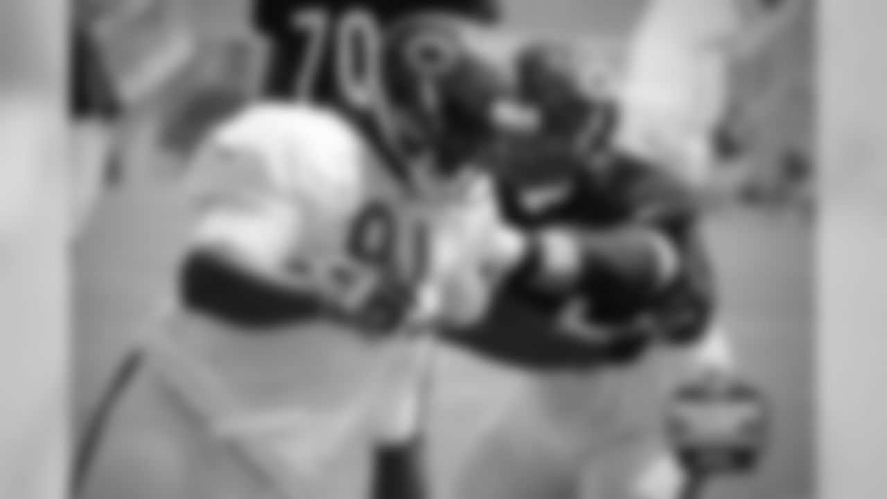DL Eddie Goldman (91) and OL Ted Larsen (62).
