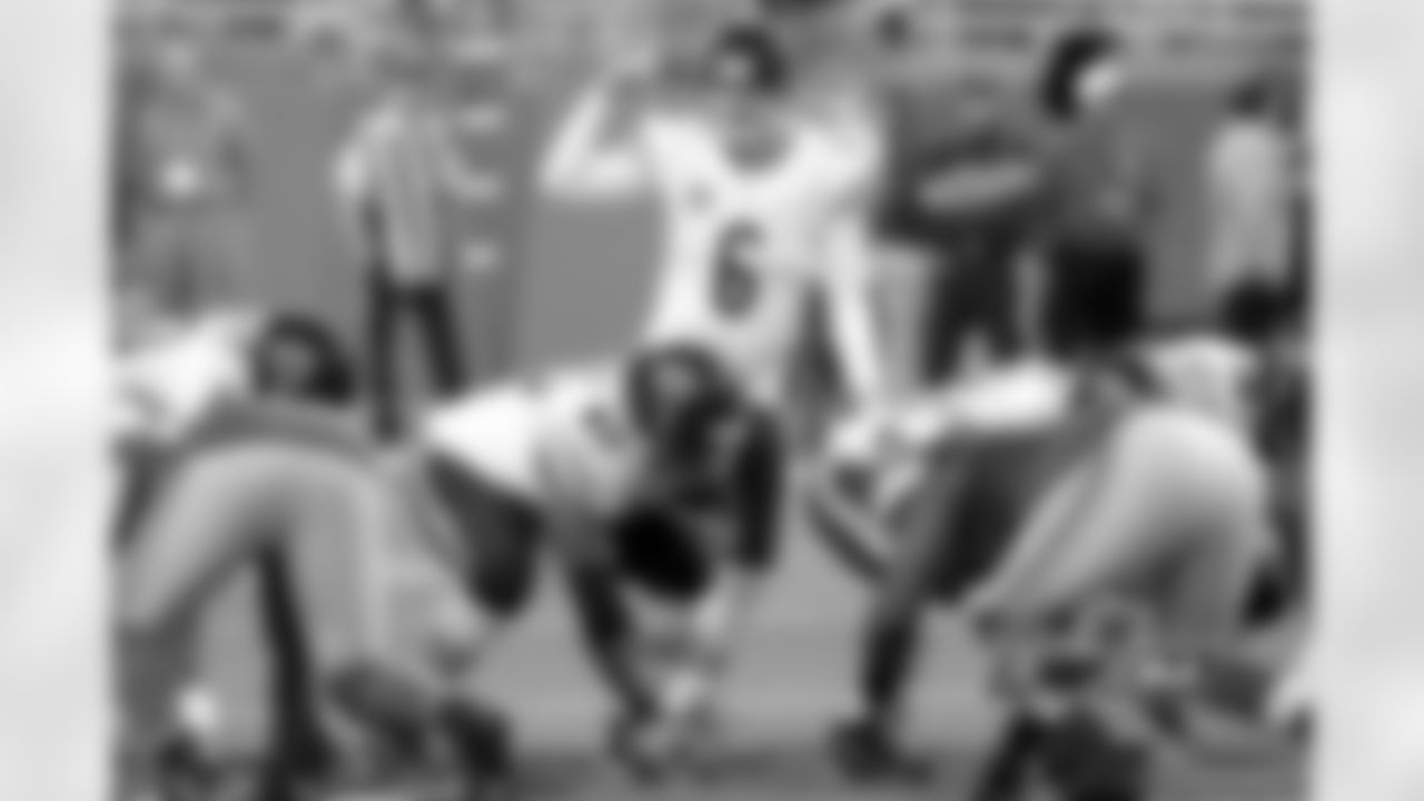 6 Jay Cutler communicates the offensive adjustments with his receivers prior to the snap.