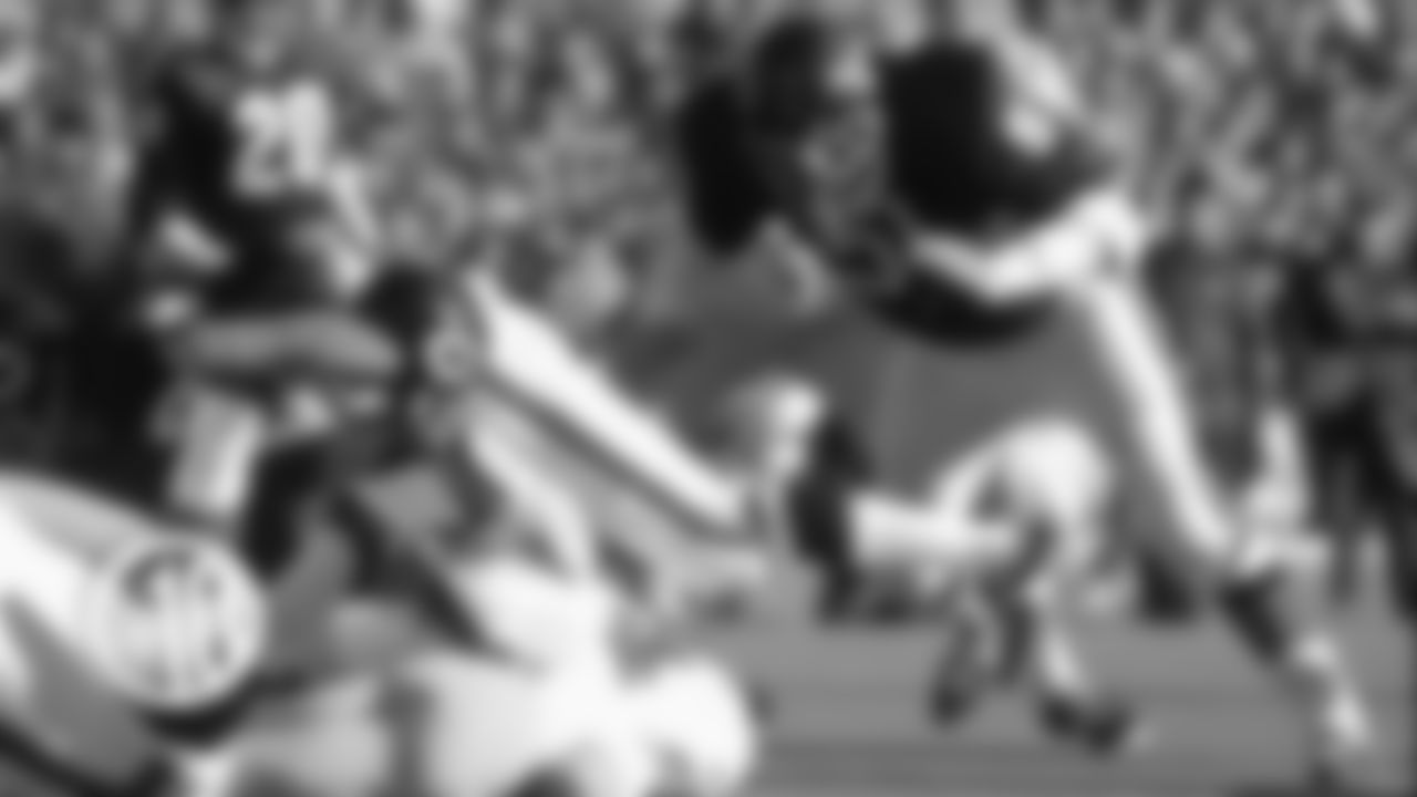 (9) Dick Butkus: 25 fumble recoveries
The most ferocious defensive player in NFL history (IMO) had a nose for the football; maybe it came from his days as a star center at the University of Illinois.