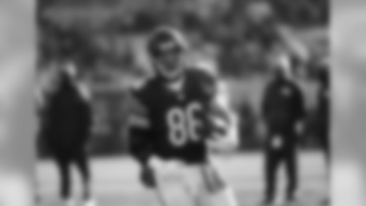 Chicago Bears tight end Zach Miller warms up