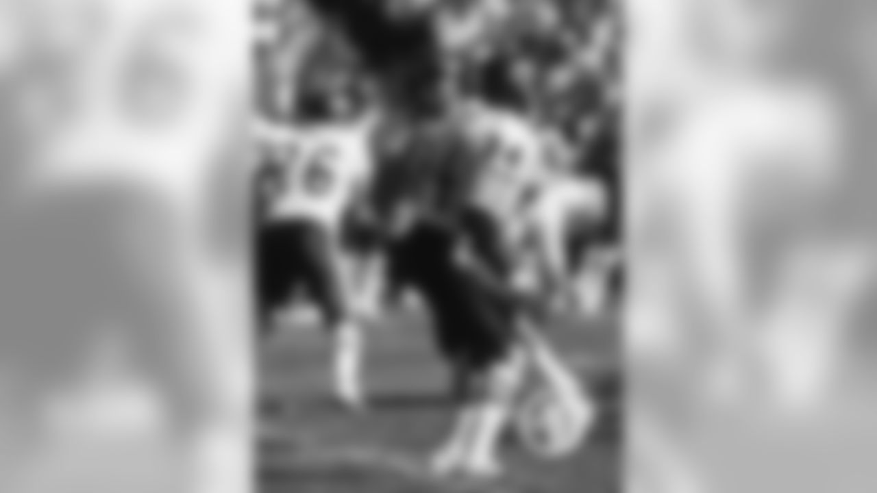 (8) Throwing key block against Vikings
Walter Payton could do a lot more than run with the football, something he proved in a 1985 win over the Vikings when he threw a devastating block on a blitzing linebacker to allow Jim McMahon to throw a 70-yard touchdown pass to Willie Gault.