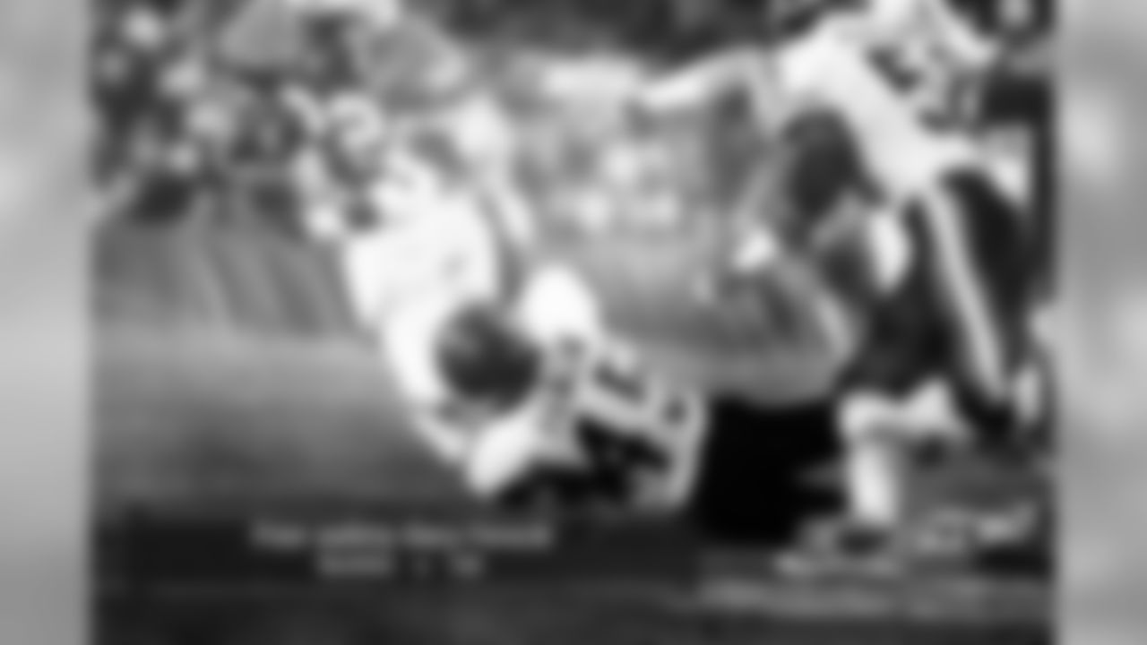 FS Gary Fencik led the dominant Bears defense with 118 tackles.
