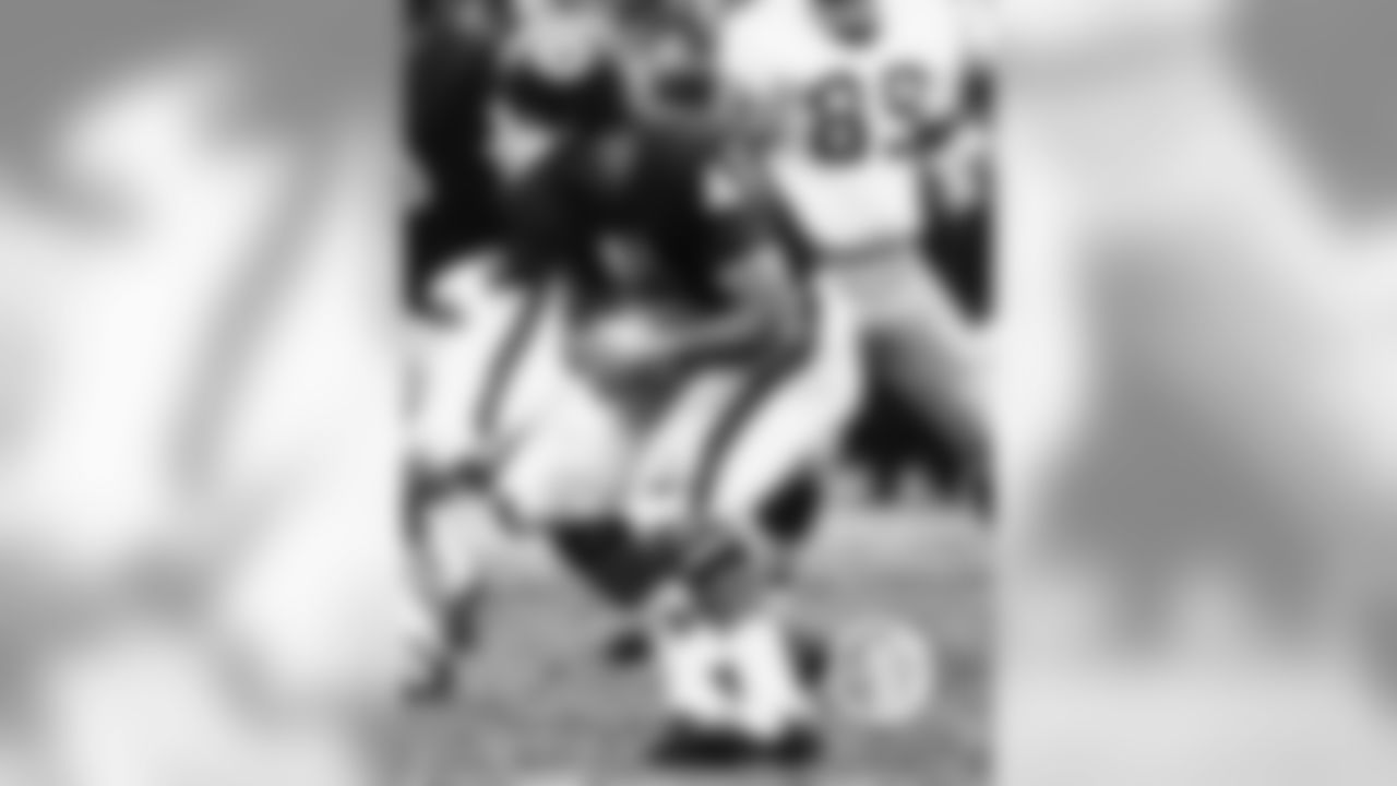 (9) Brian Piccolo, running back (1965-69)
Piccolo rushed for 927 yards and four touchdowns on 258 carries and caught 58 passes for 537 yards and one TD in five seasons before cancer tragically took his life at age 26.