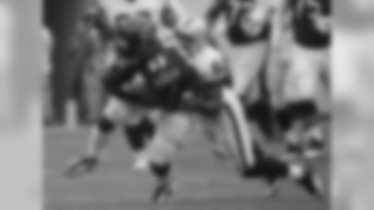 Oakland Raiders middle linebacker Curtis Lofton tackles Chicago Bears tight end Martellus Bennett