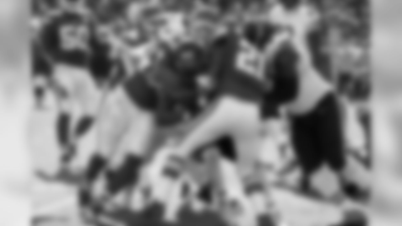 Chicago Bears running back Matt Forte is mobbed by Kansas City Chiefs players