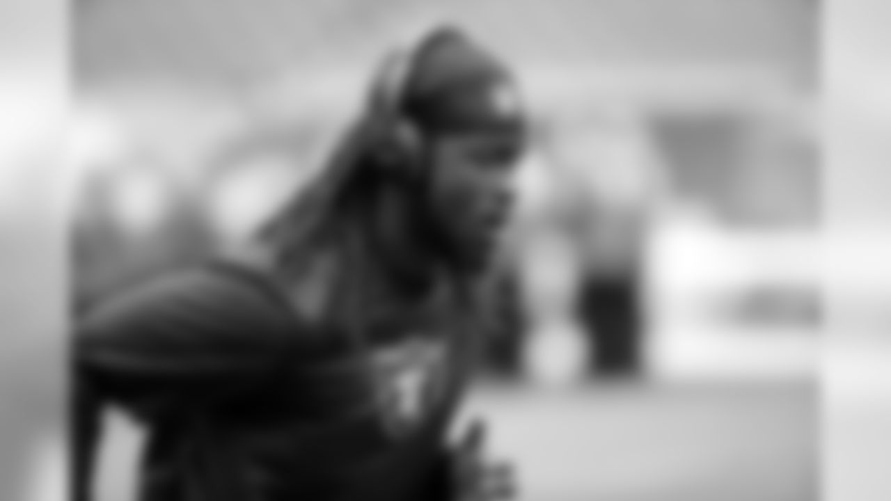 Oakland Raiders outside linebacker Ray-Ray Armstrong warms up