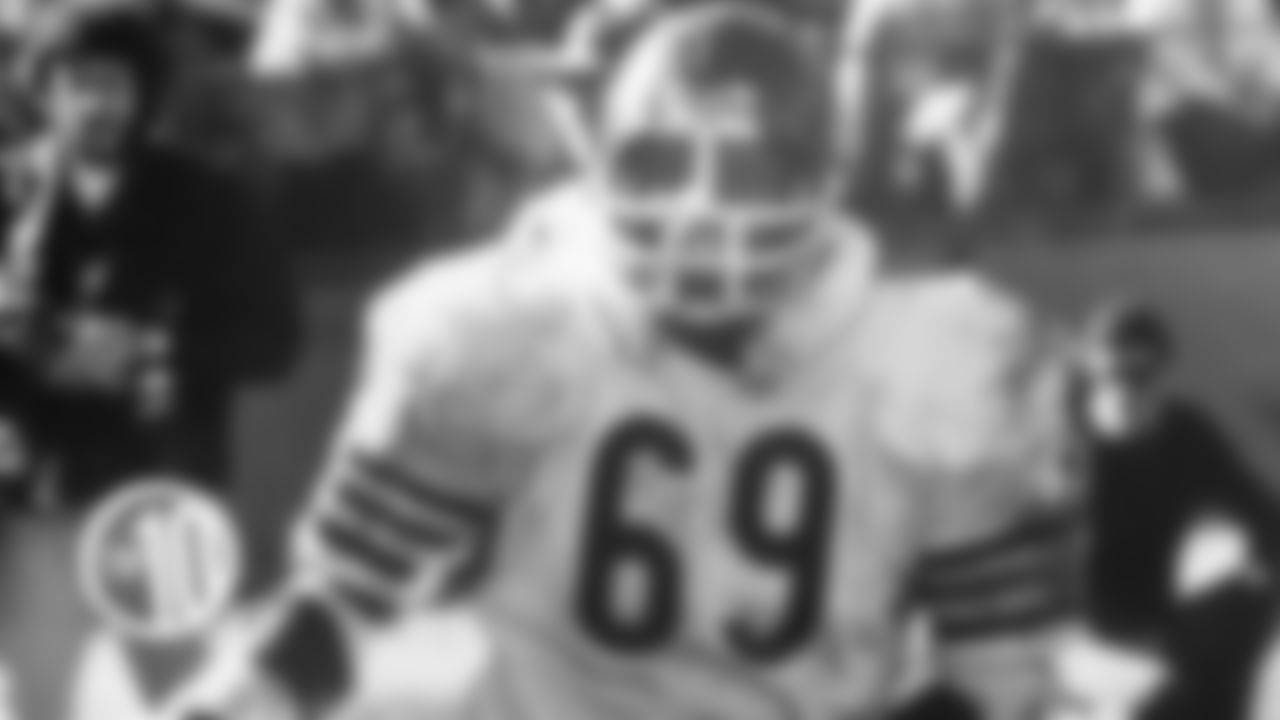 *(8) Revie Sorey, guard (1975) *
A key member of the Bears offensive line during some of Walter Payton's top seasons, Sorey played in 109 games with 77 starts over nine seasons in Chicago.