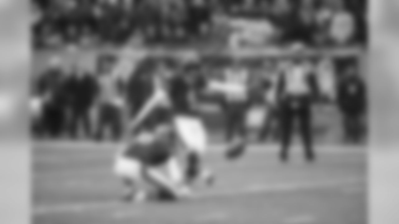 K Robbie Gould attempts the point after.