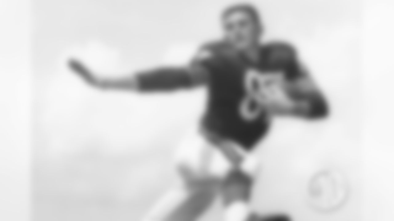 Harlon Hill, North Alabama
The talented receiver was voted NFL Rookie of the Year in 1954, the first winner of the Jim Thorpe Trophy as league MVP in 1955, and was a three-time All Pro selection.
Photo credit: NFL Photos / AP Photo