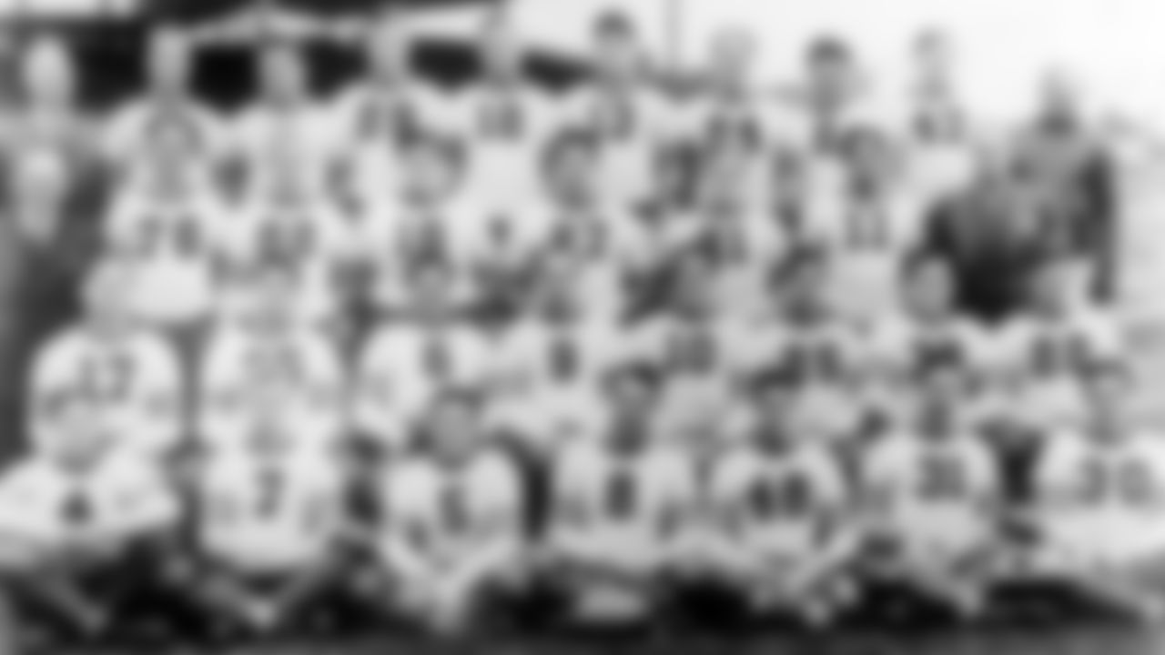 1938
2. Famiglietti 4. Nori 5. Corbett 6. Ronzani 7. Oelerich 8. Brumbaugh 9. Buivid 10. Manders 11. Maniaci 12. Sullivan 13. Stydahar 16. Musso 17. Zeller 21. Fortmann 22. Karr 24. Bausch 25. Nolting 27. Trost 29. Thompson 30. Wilson 31. Schweidler 33. Masterson 35. Bassi 38. Francis 47. Conkright 48. Swisher 76. McDonald 82. Bjork George Halas - Head Coach