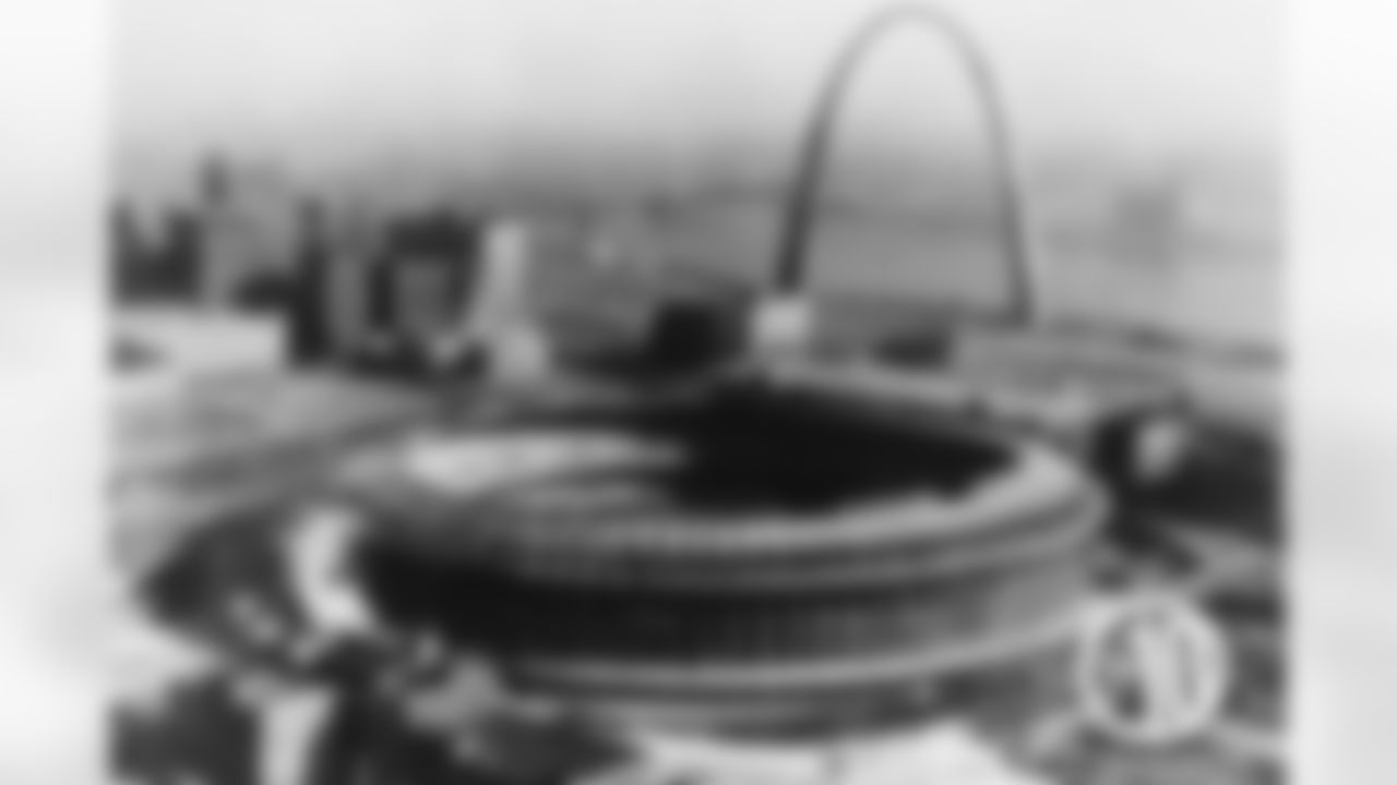 1972 - Bears 27, Cardinals 10 at Busch Stadium. Bobby Douglass threw for one touchdown and ran for another as the Bears got the victory over the Cardinals in St. Louis.